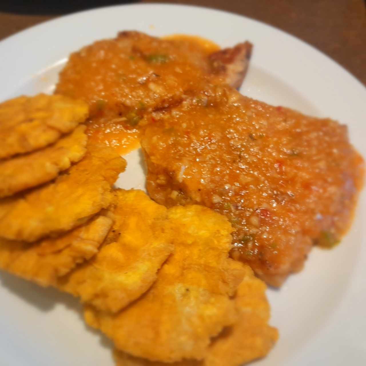 pescado al ajillo con patacones