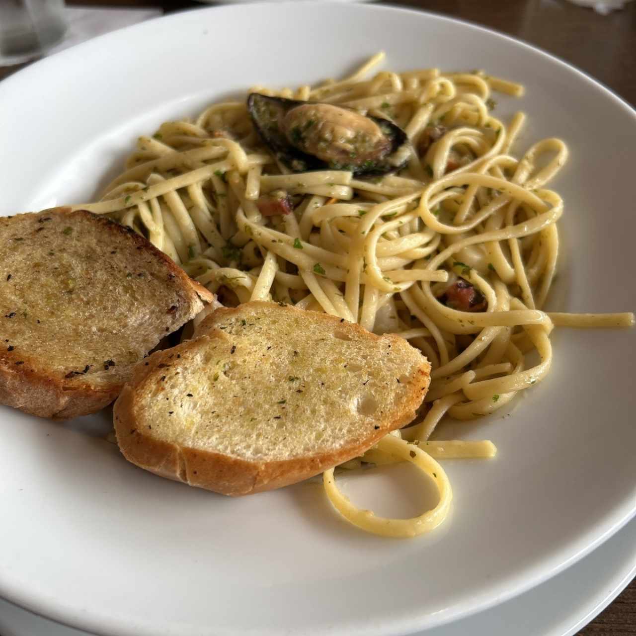 Linguini con Pollo en salsa blanca, roja al oleo