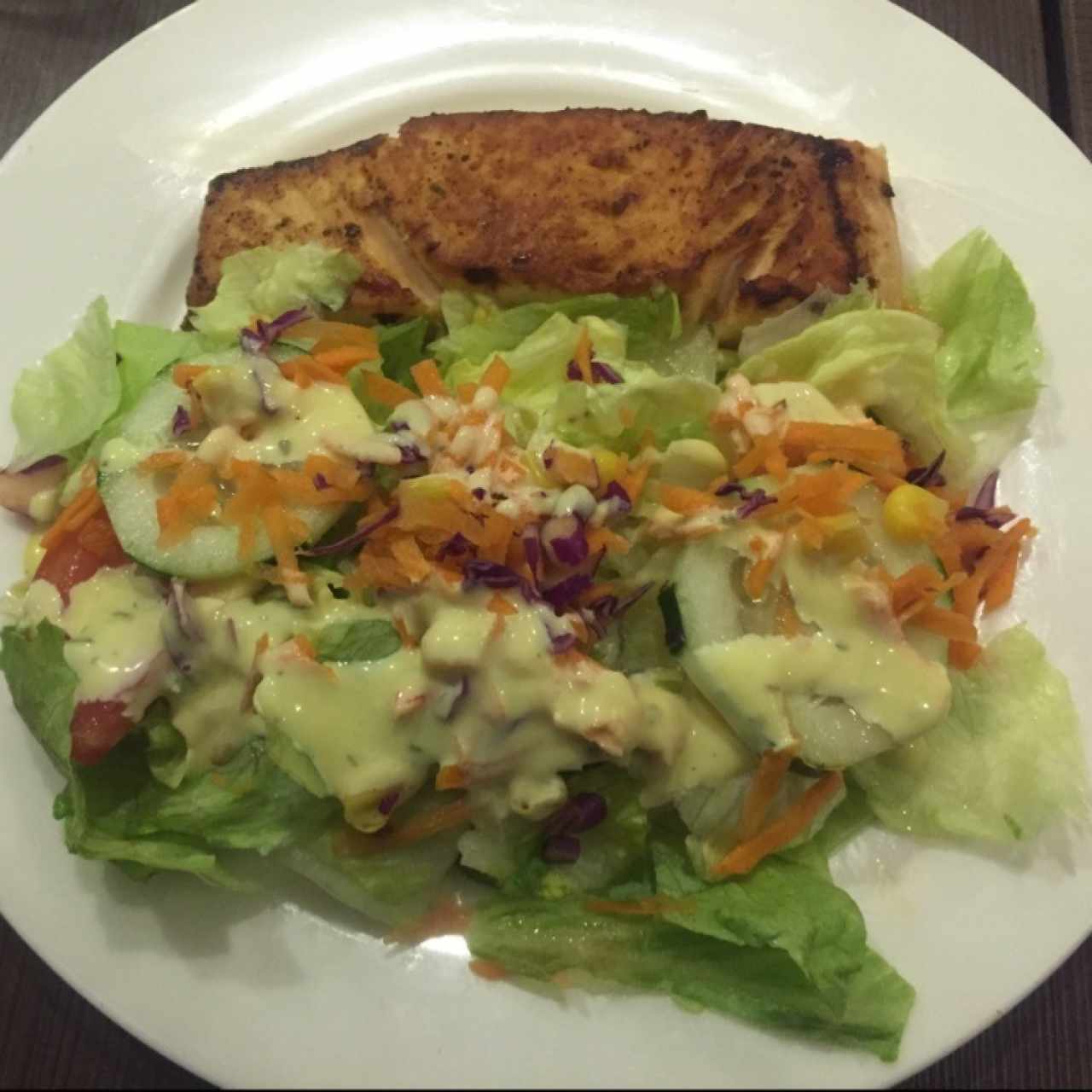 salmon a la plancha con ensalada del día