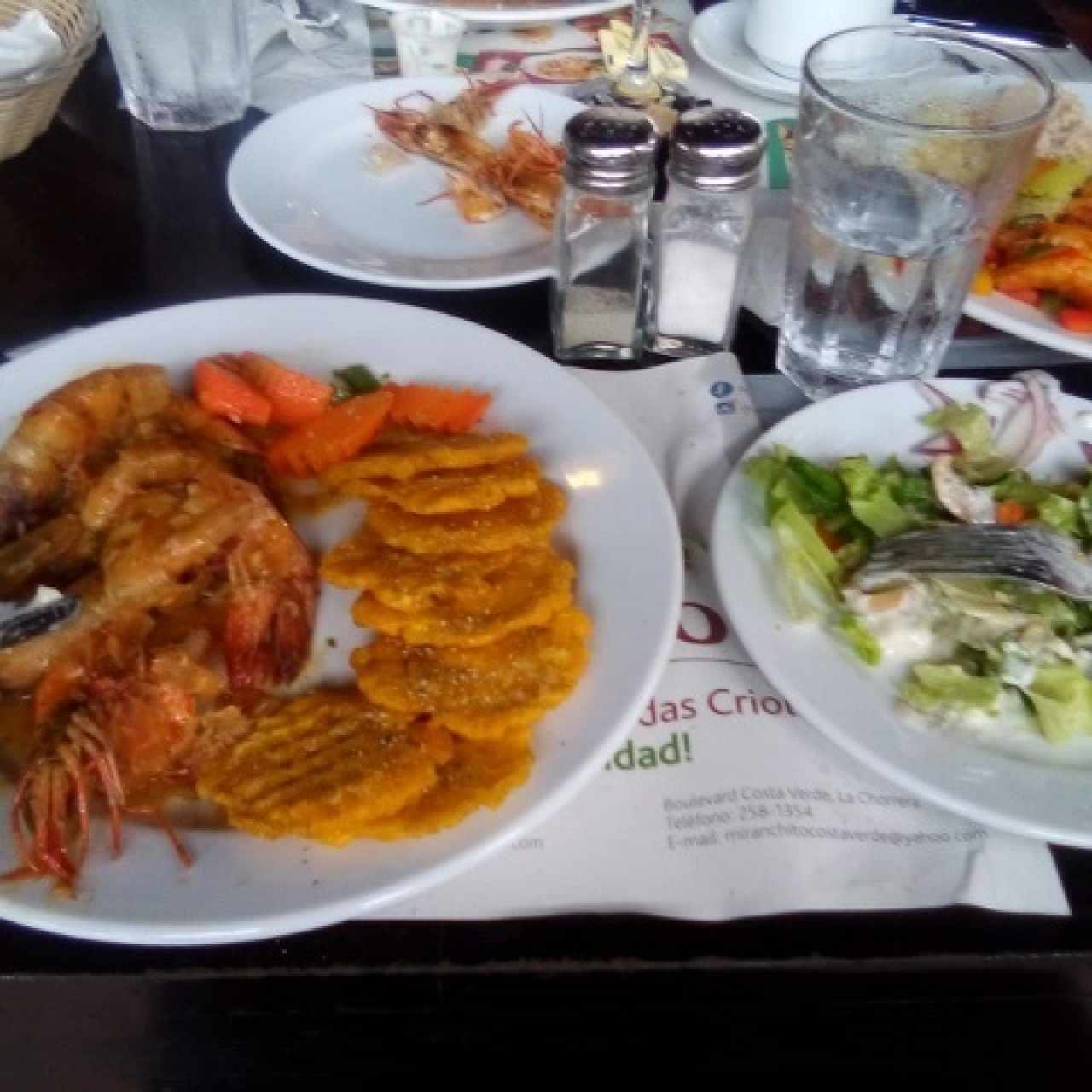 camarones patscones y ensalada