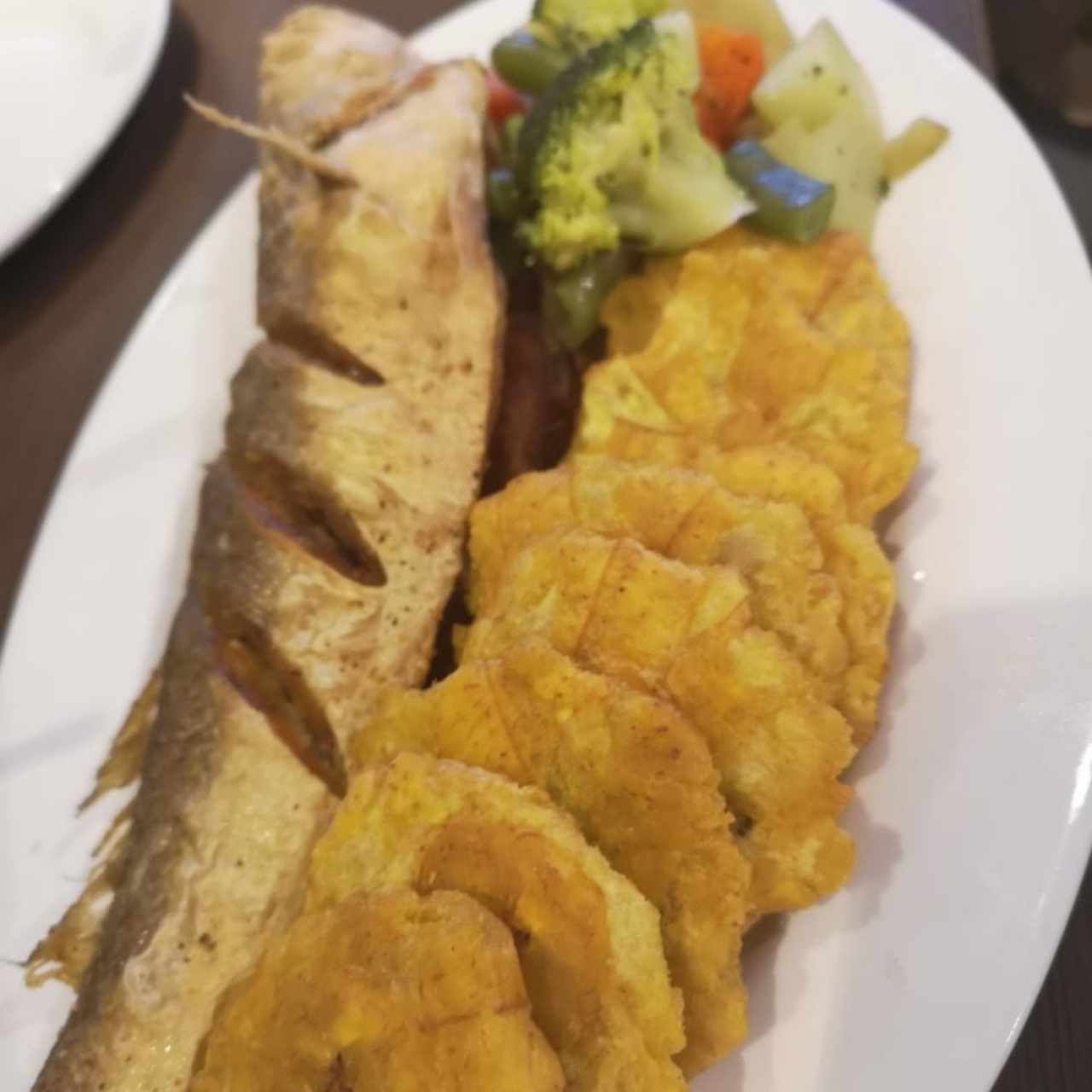 corvina frita entera con patacones