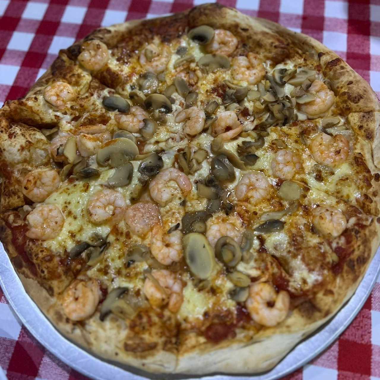 Pizza de camarones y hongos