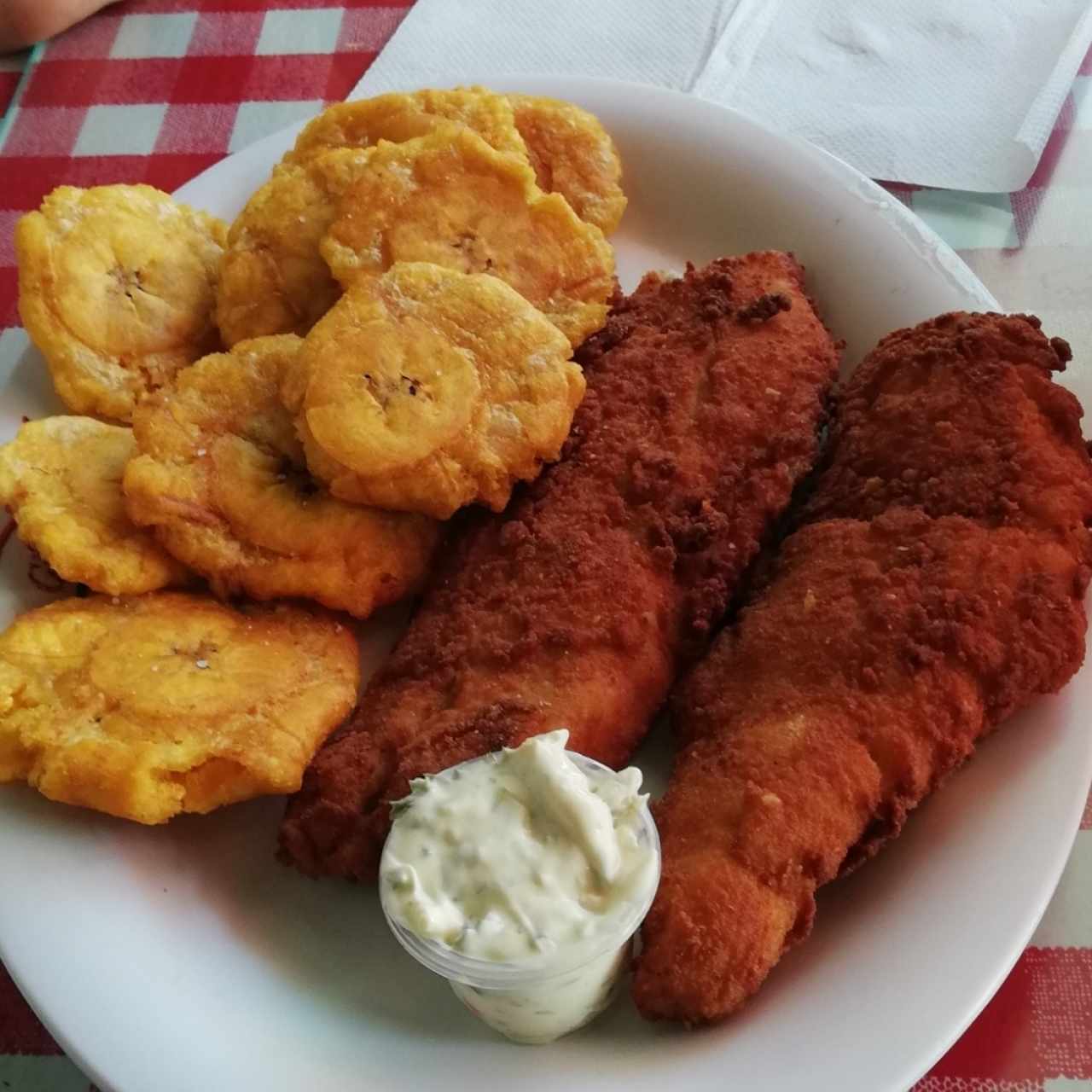 Corvina apanada con patacones