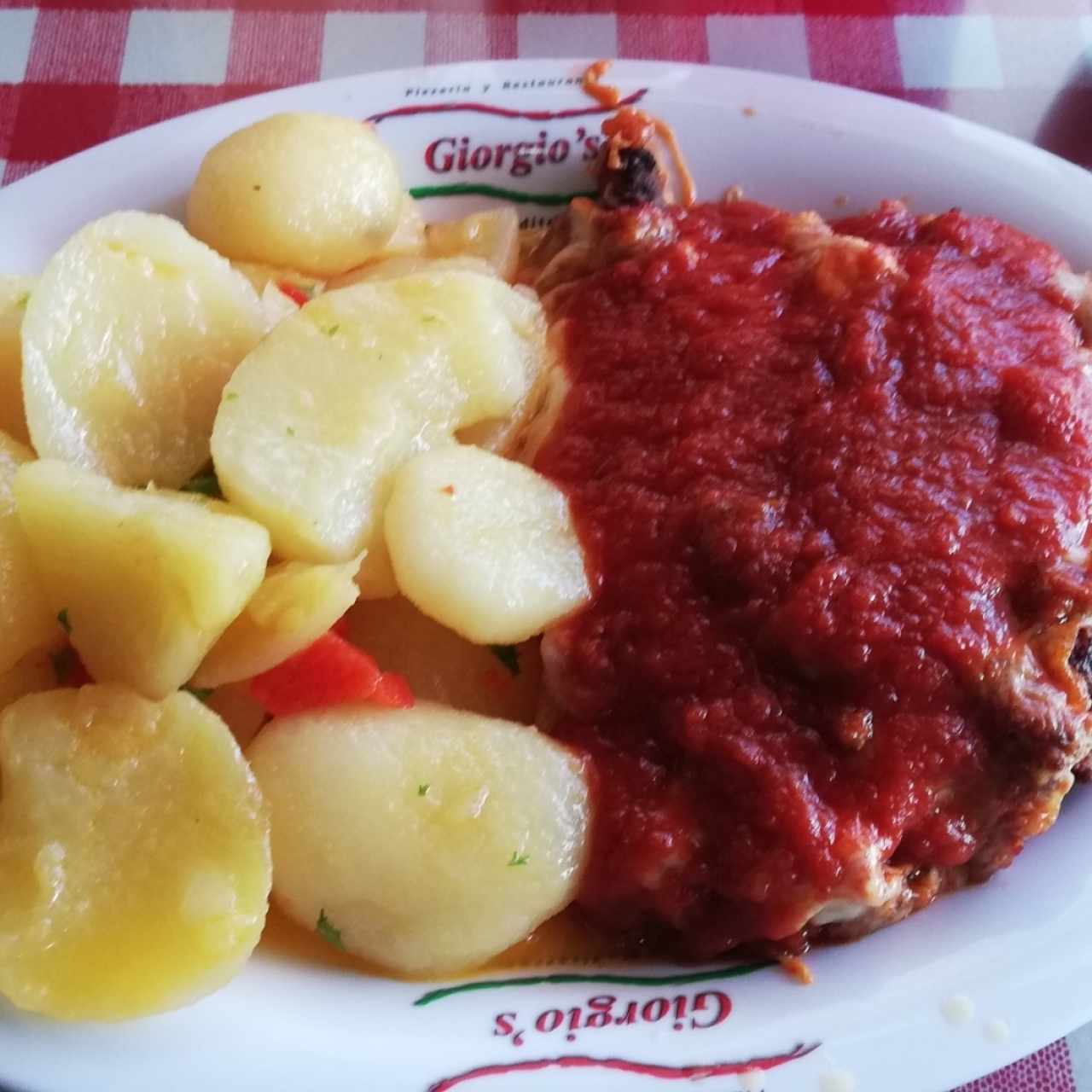 Chuleta Parmesana con papas salteadas