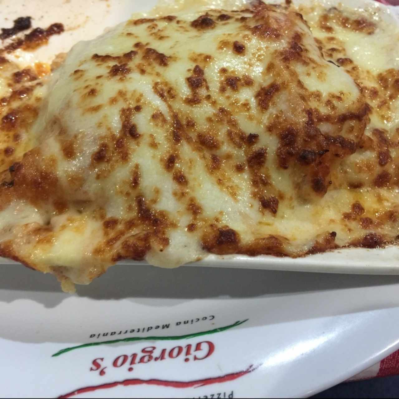 Lasagna de pollo, gratinada, en salsa blanca