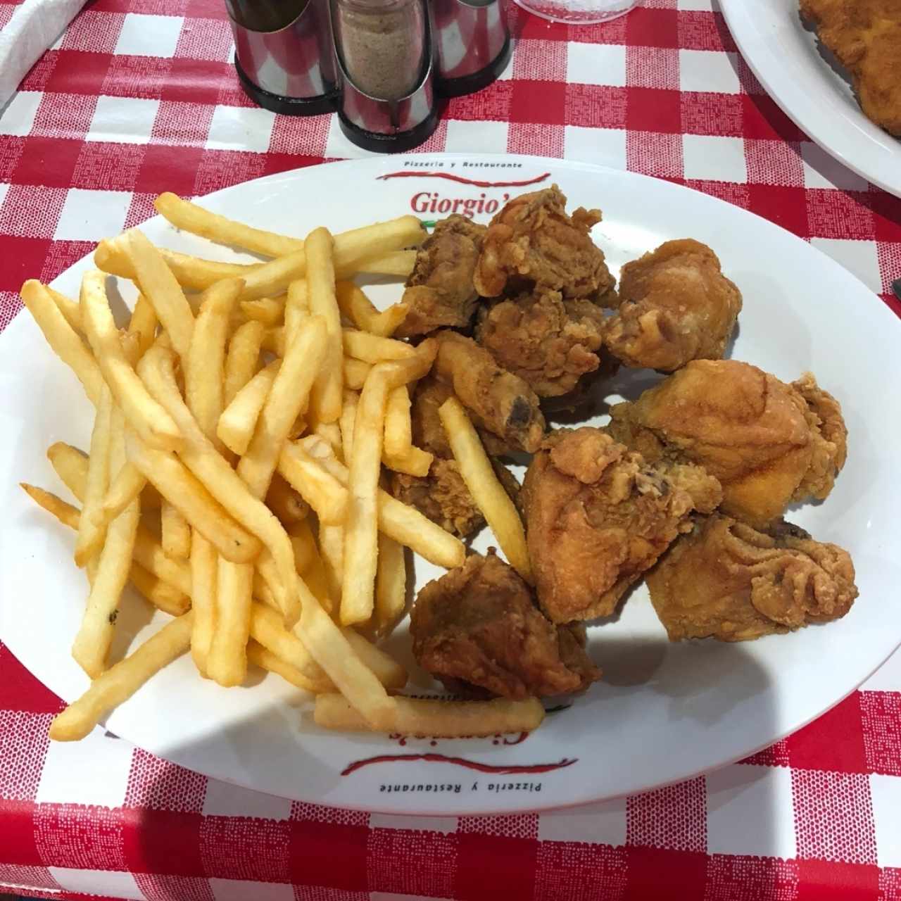 Chicharron de pollo con papas fritas