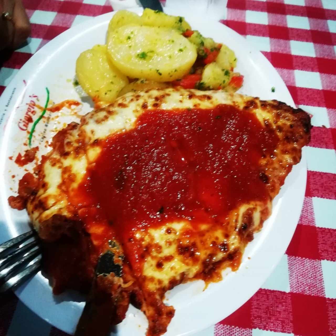 Pechuga a la parmesana con papas salteadas