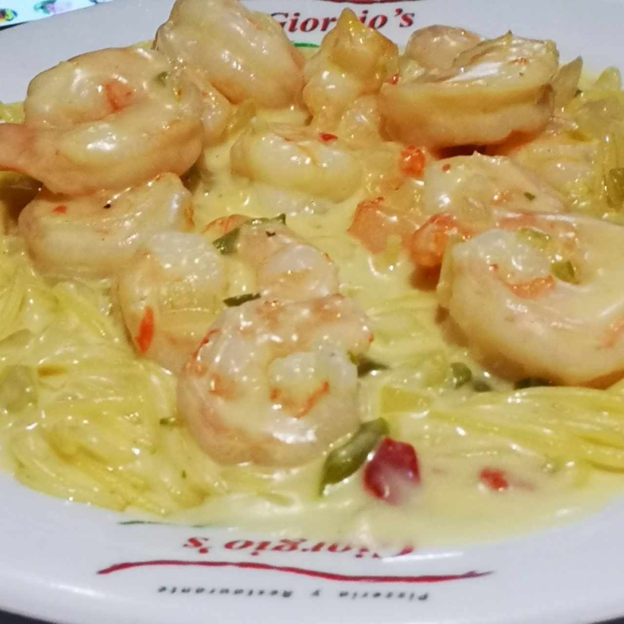 Spaguettini con camarones en salsa blanca