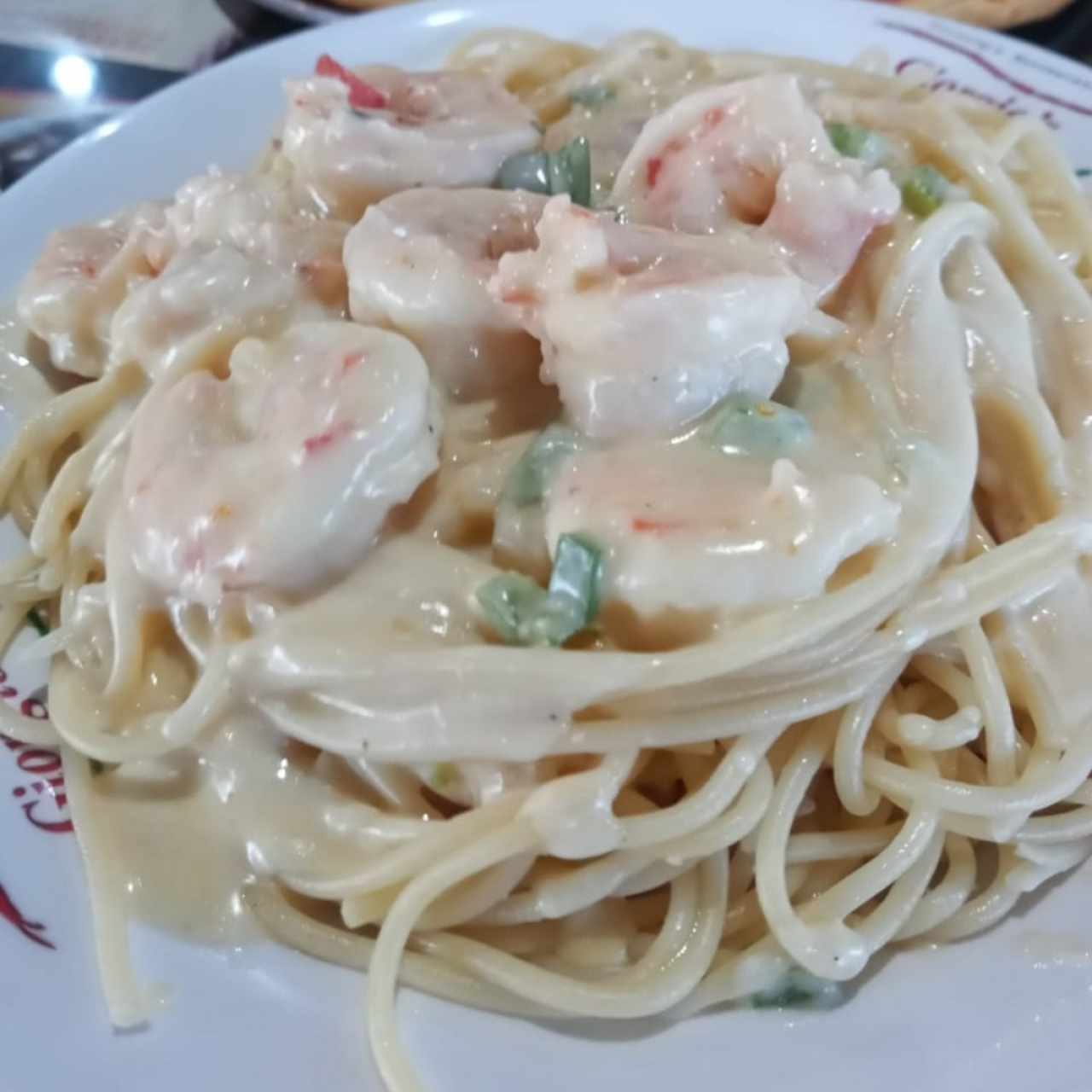 Spaghettis en salsa blanca con camarones.. 