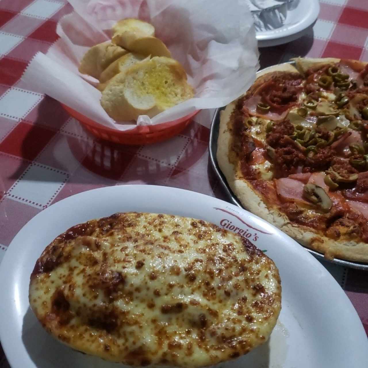 lazaña de pollo en salsa roja gratinada y pizza super giorgios