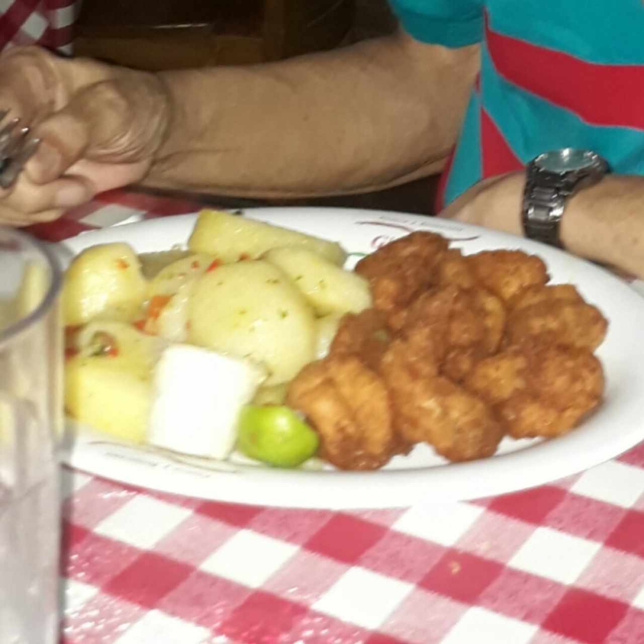 Langostinos apanados acompañados con papas salteadas.