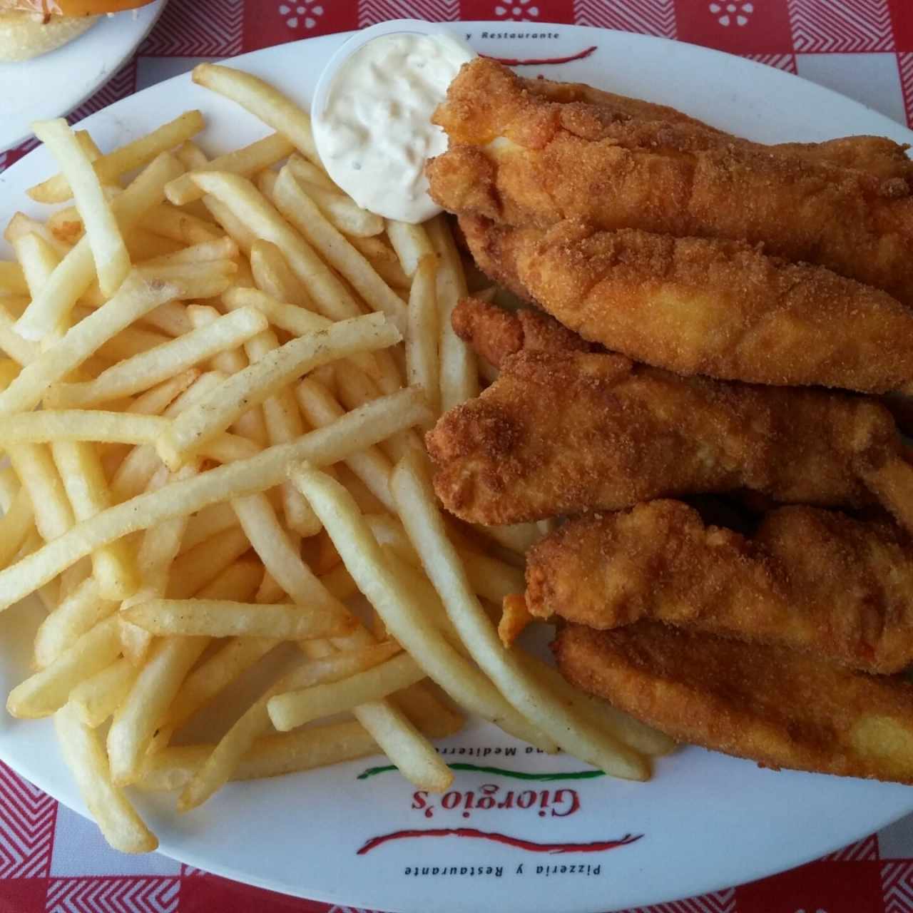 Deditos de Pollo con Papas Fritas