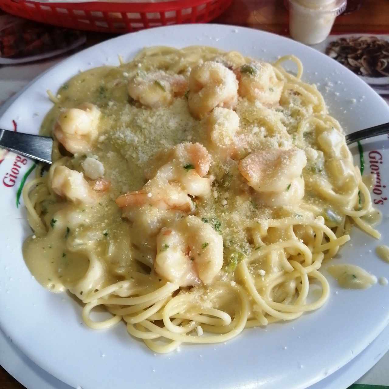 Spagueti con camarones en salsa blanca