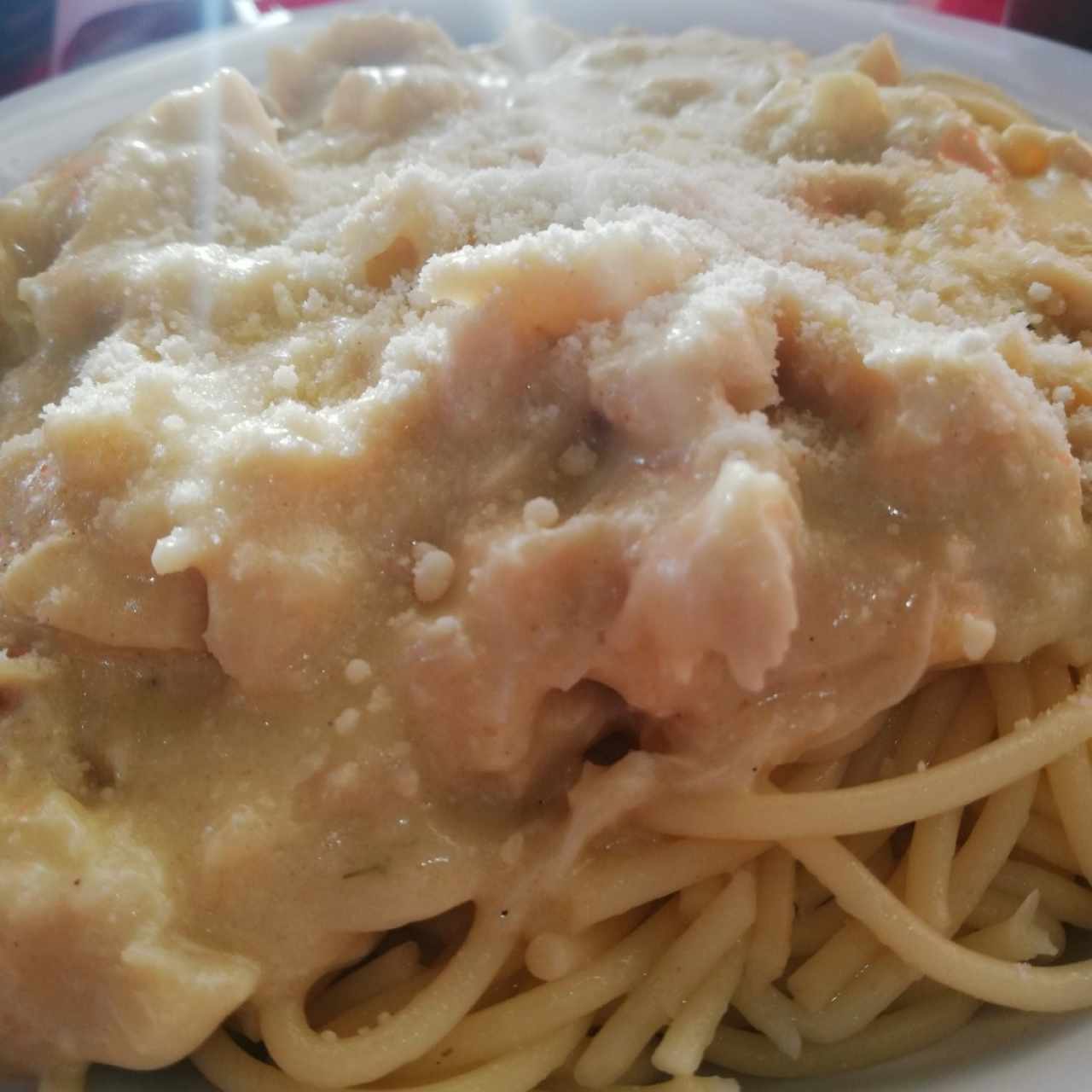 Spaguetti en salsa blanca con pollo