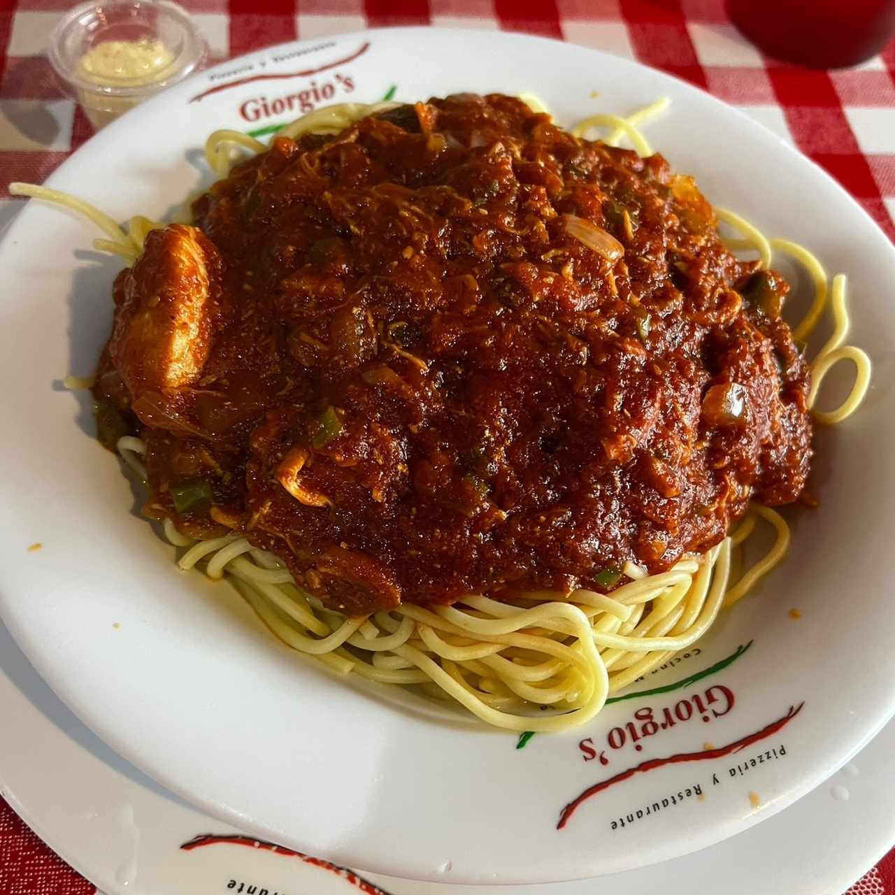 Spaghetti con pollo desmenuzado