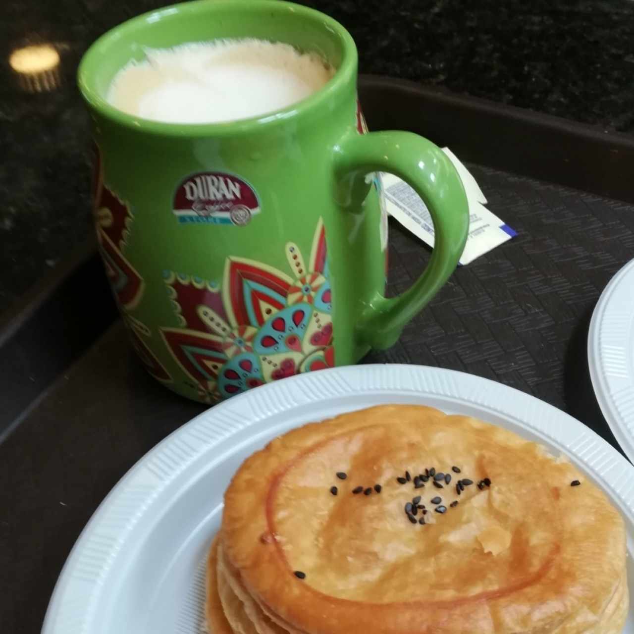 cafe latte y pastelito de pollo