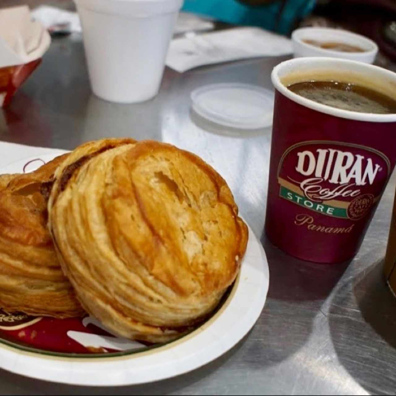 Pastelitos de Pollo y Café Negro