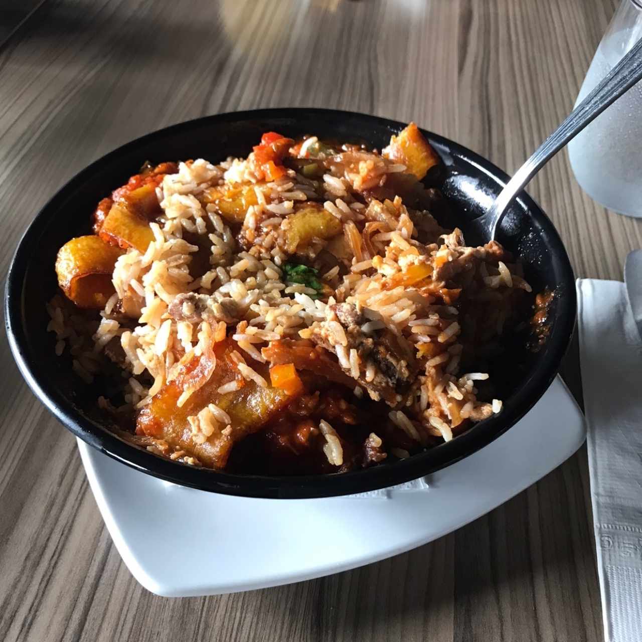 Bowl de arroz, plátano maduro y carne