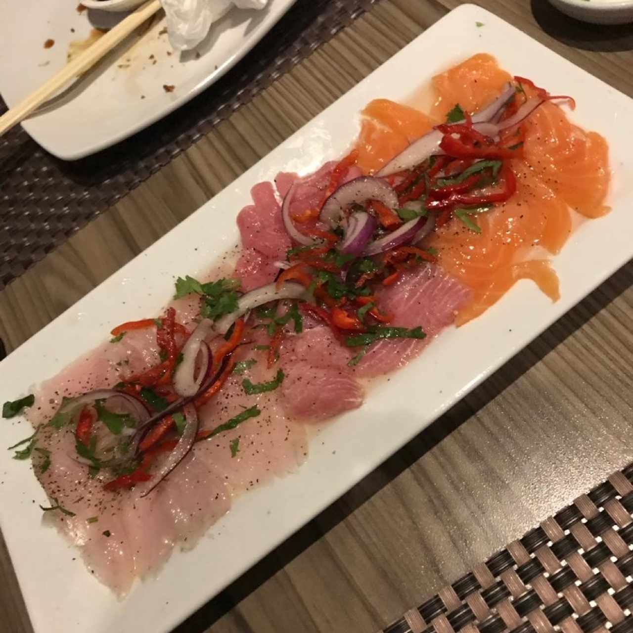 Tiradito Mixto! Excelente aunque le faltó un toque más frío.