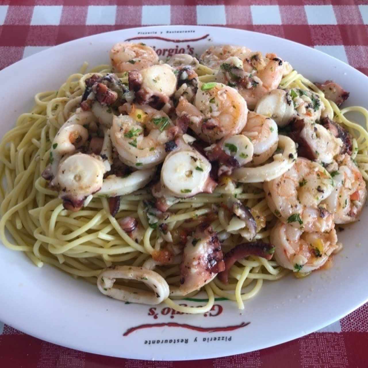 Spaghetti al ajo y oliva con mariscos