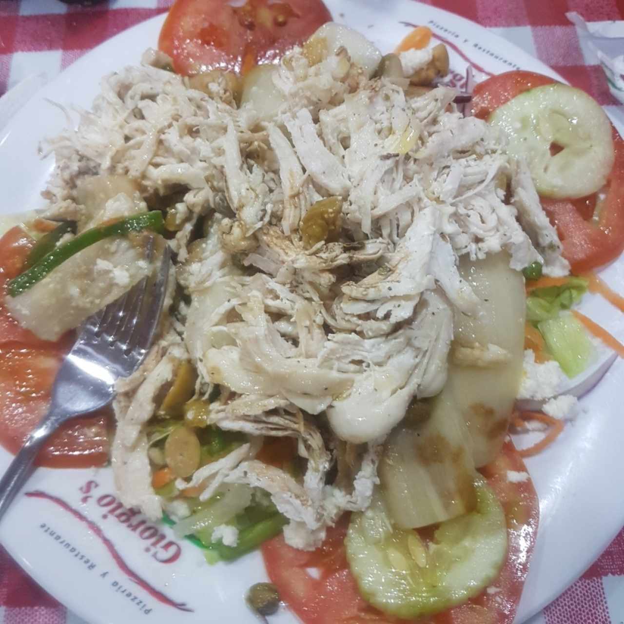 Ensalada Giorgios con pollo deshilachado