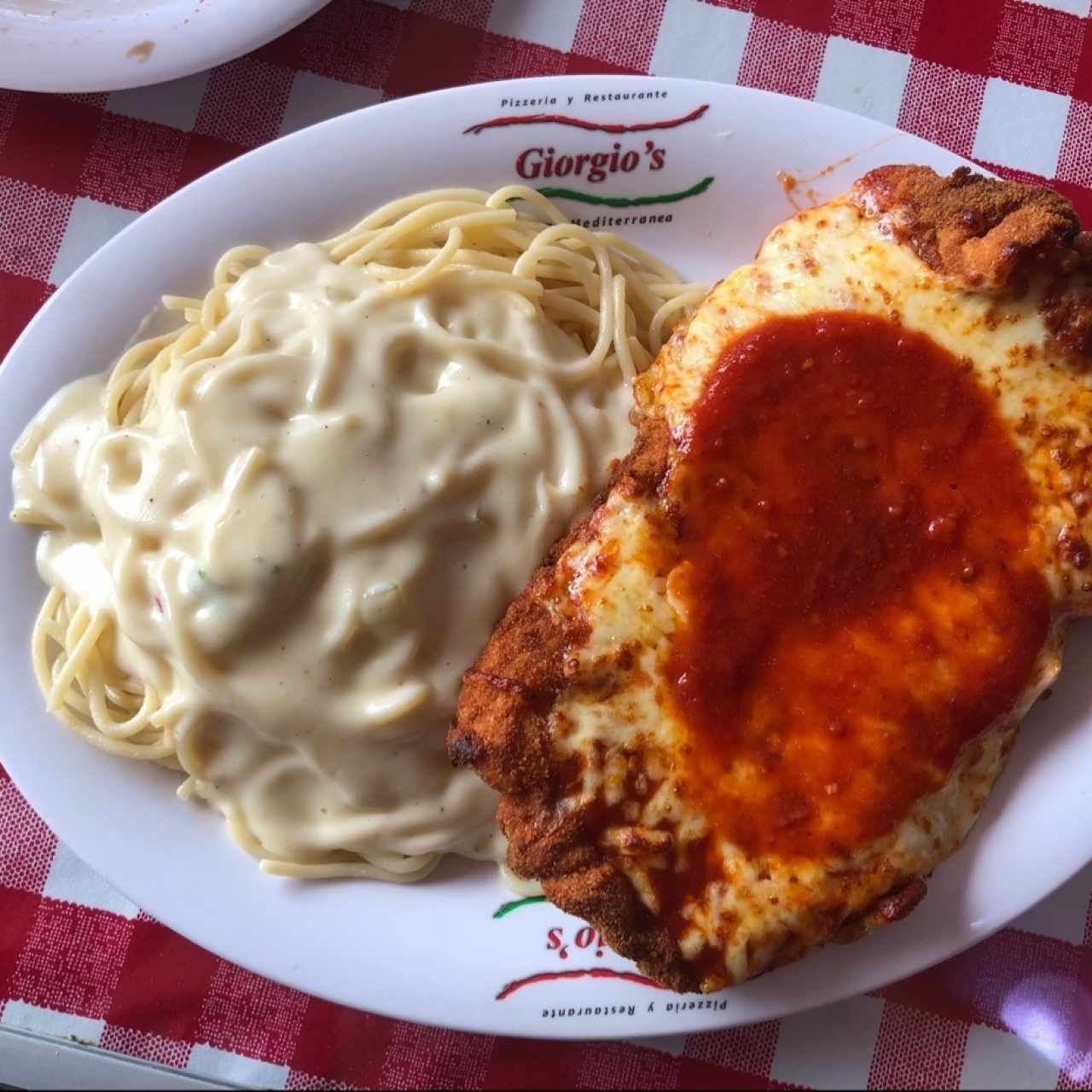 pollo a la parmesana con spaguetti en salsa blanca