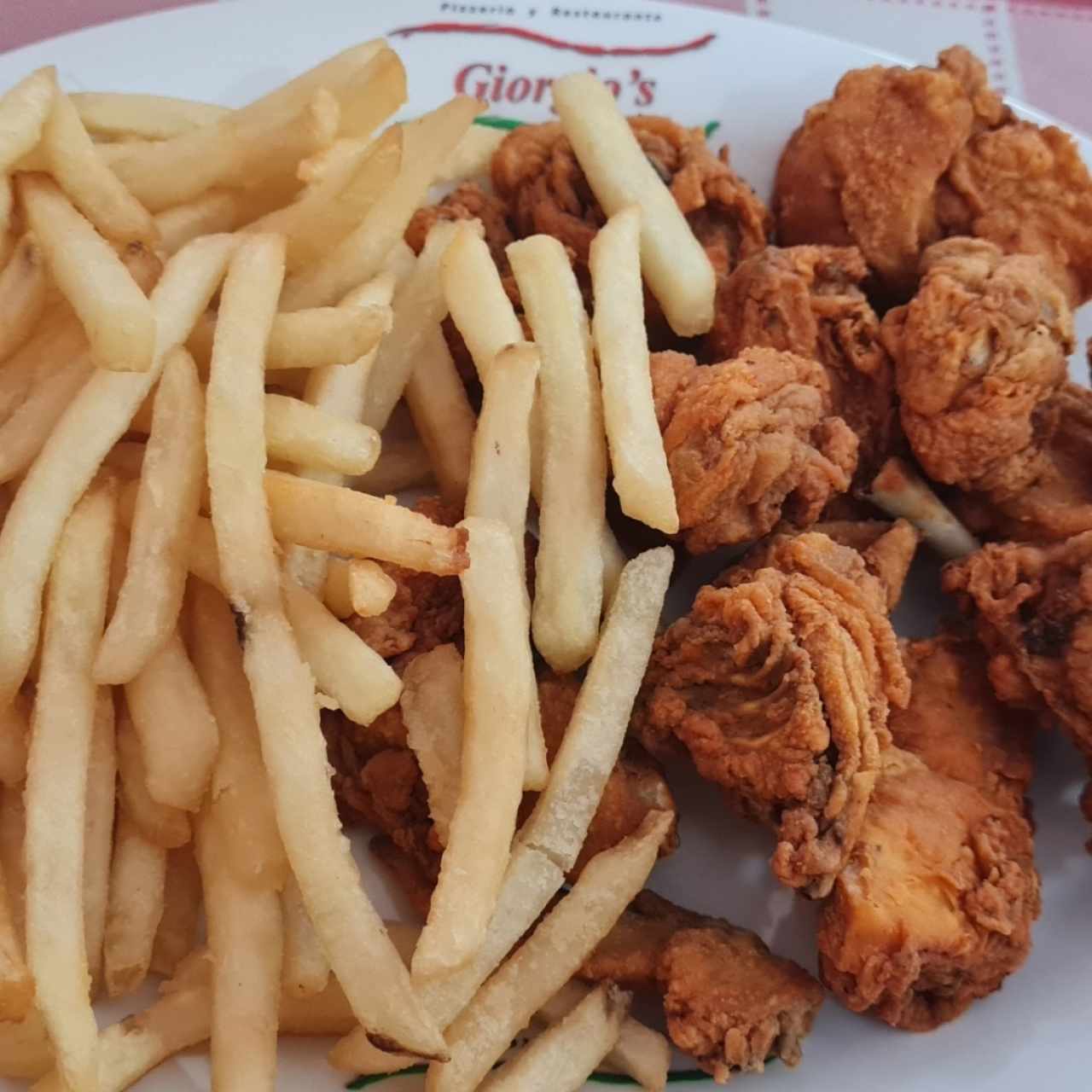 pollo chicharron con papas fritas.