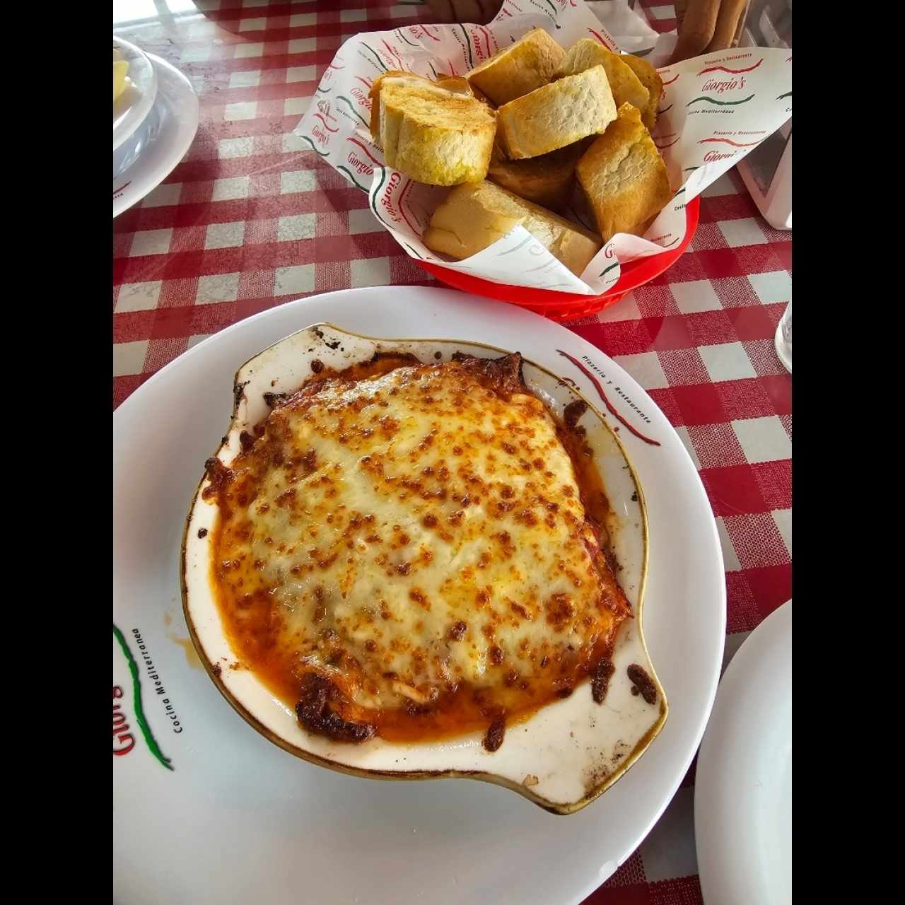 Lasagna con carne gratinada con salsa