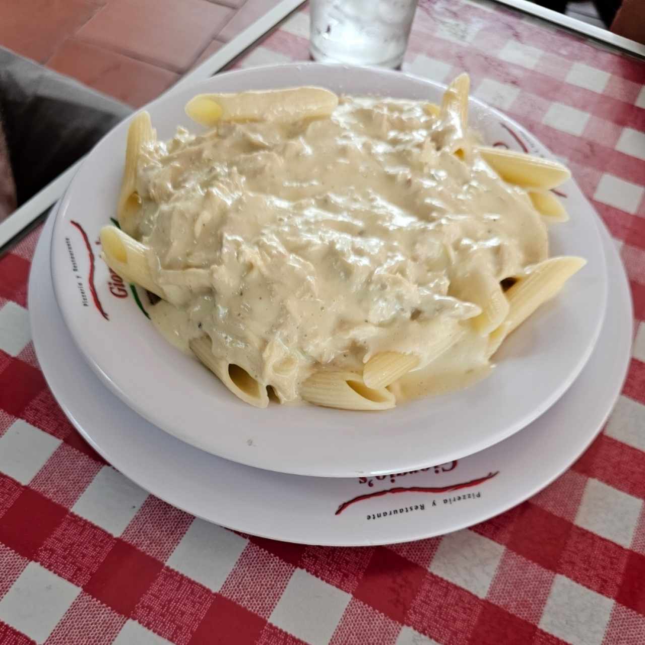 Pasta en salsa blanco con pollo 