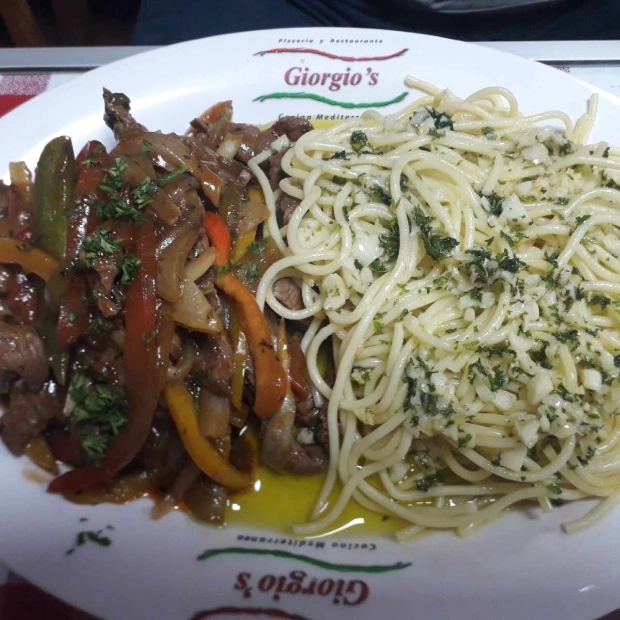 bistec picado y spaghetti al oleo