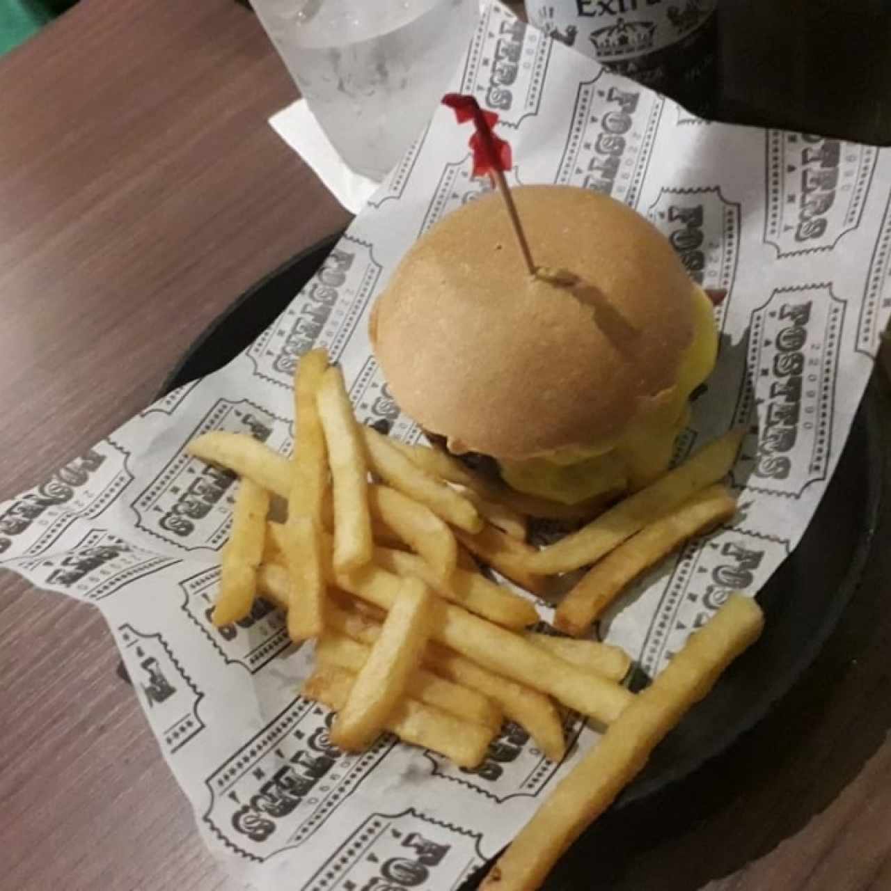 mini hamburguesa con papas