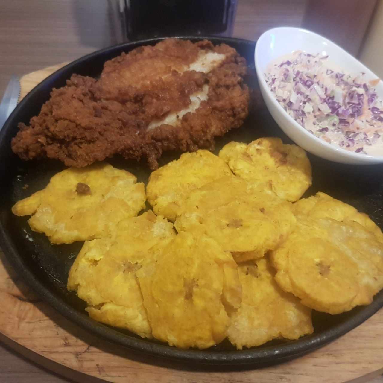 Pescado Apanado con patacones y ensalada