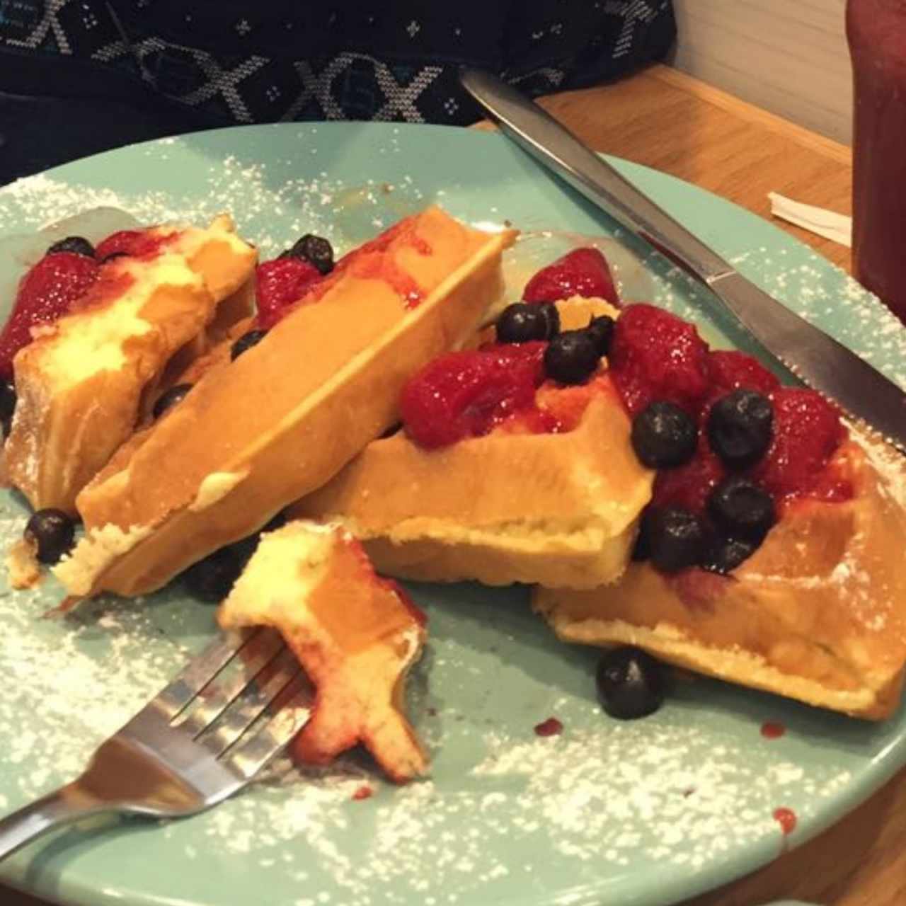 Waffles con fresas y blueberries