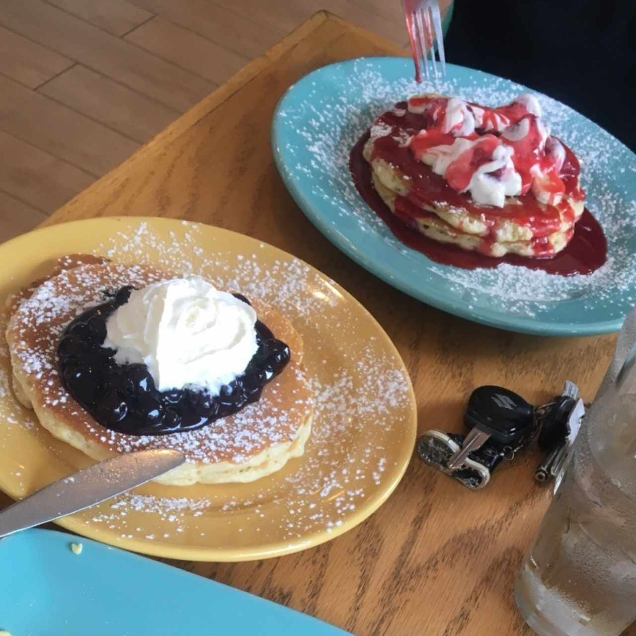 pancakes de blueberries y de fresas con banana 