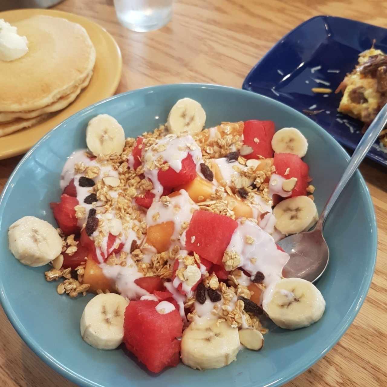 Ensalada de frutas con granola