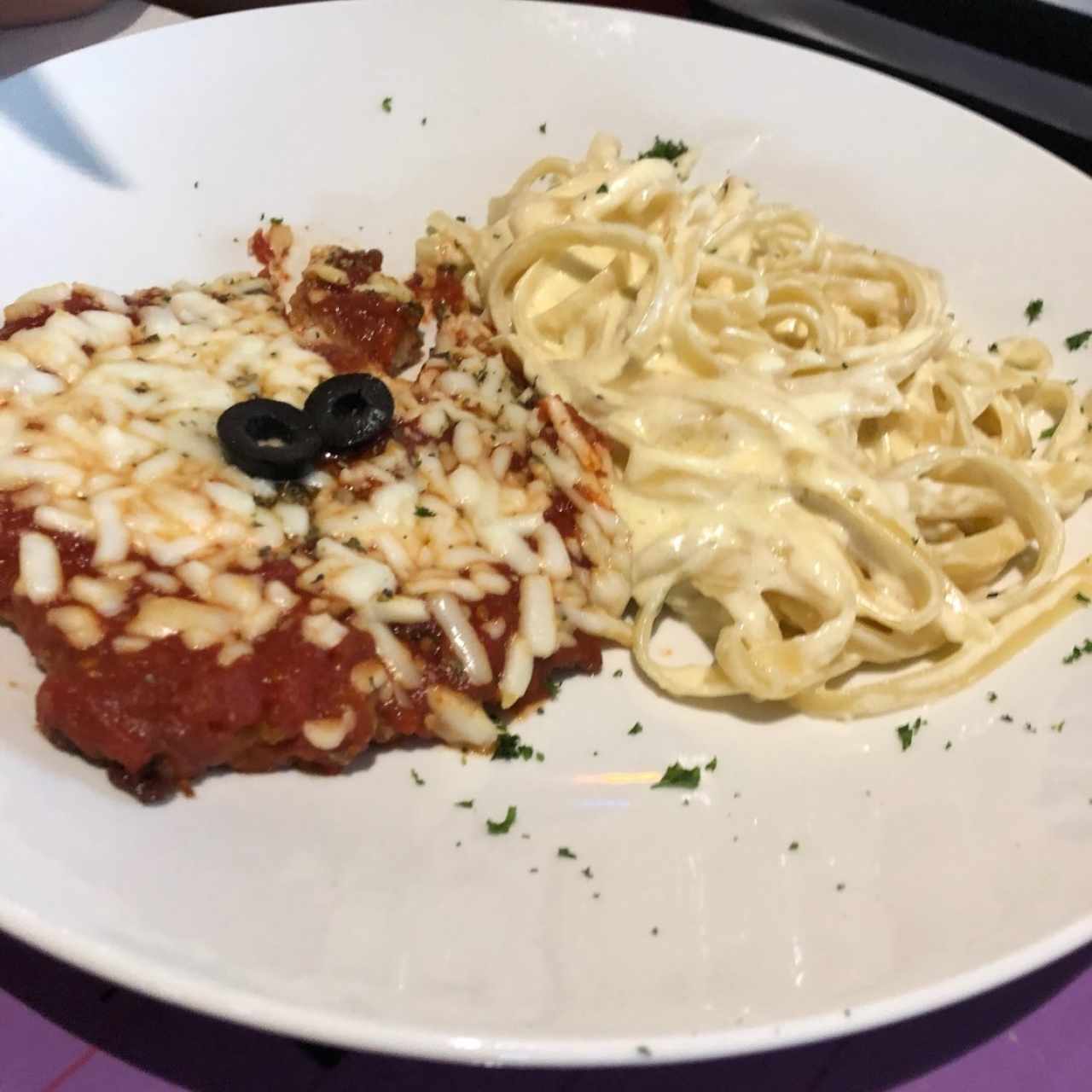 Pollo alla parmiggiana en salsa blanca