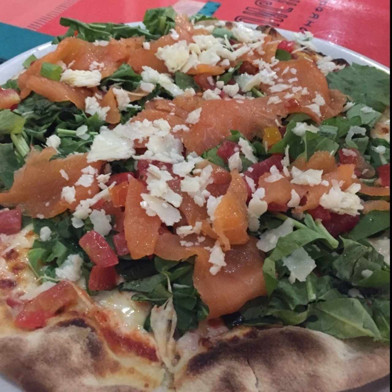 pizza de salmon con parmesano y arugula