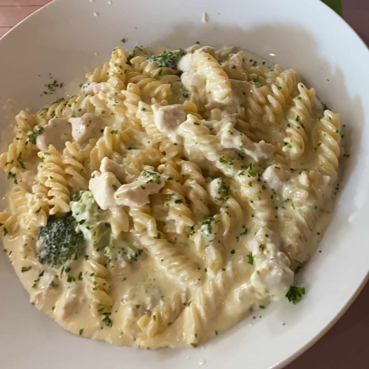 pasta con pollo y brocoli en salsa blanca