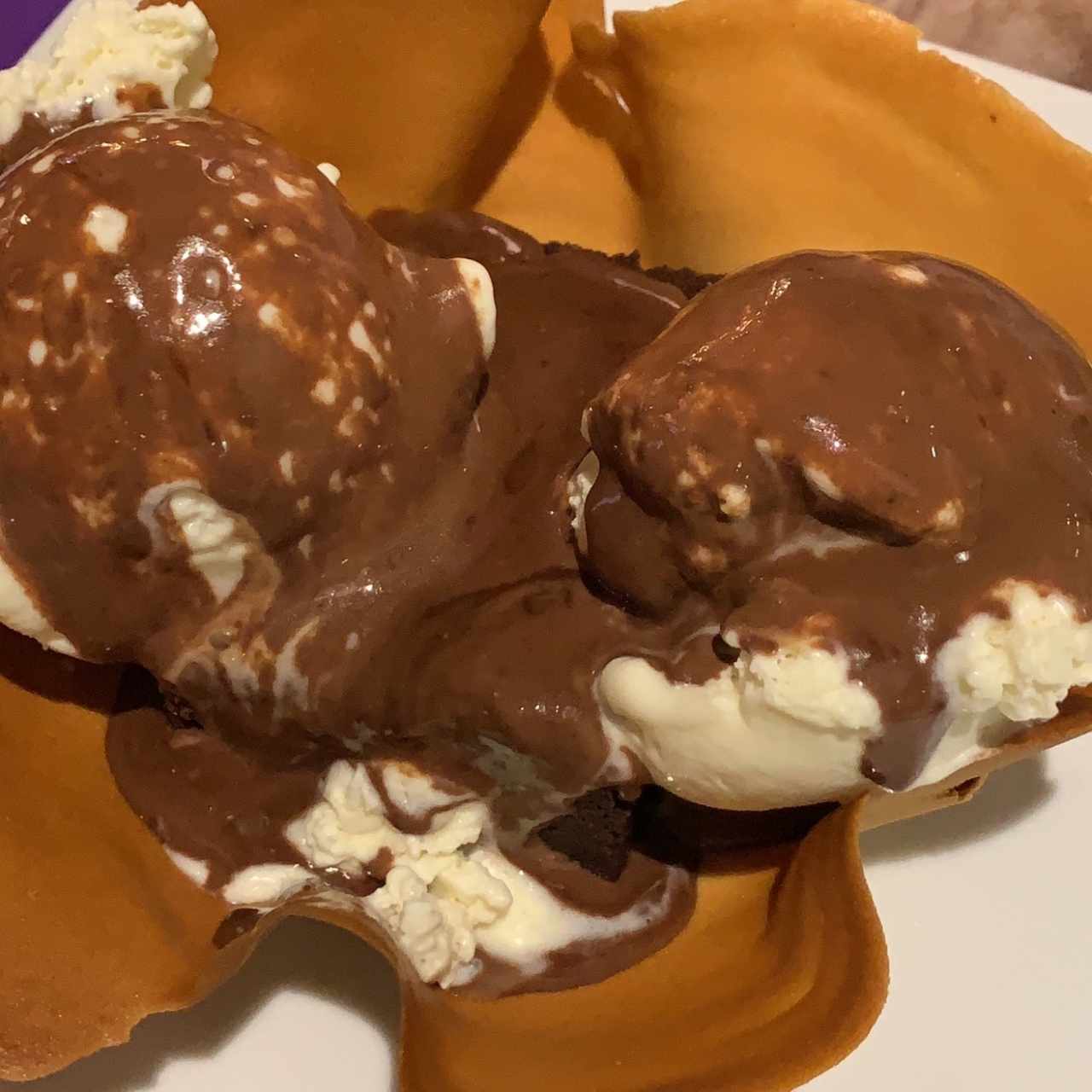 torta negra con helado y crema de chocolate 