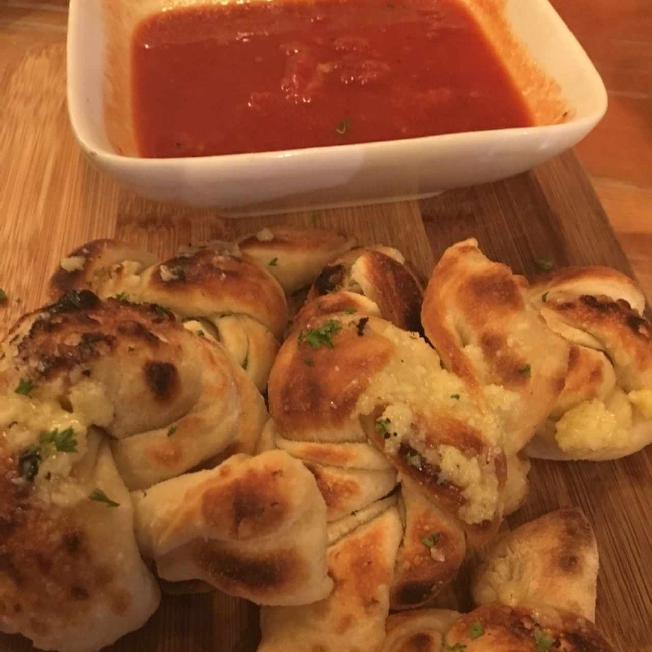 Pan con ajo en salsa de tomate