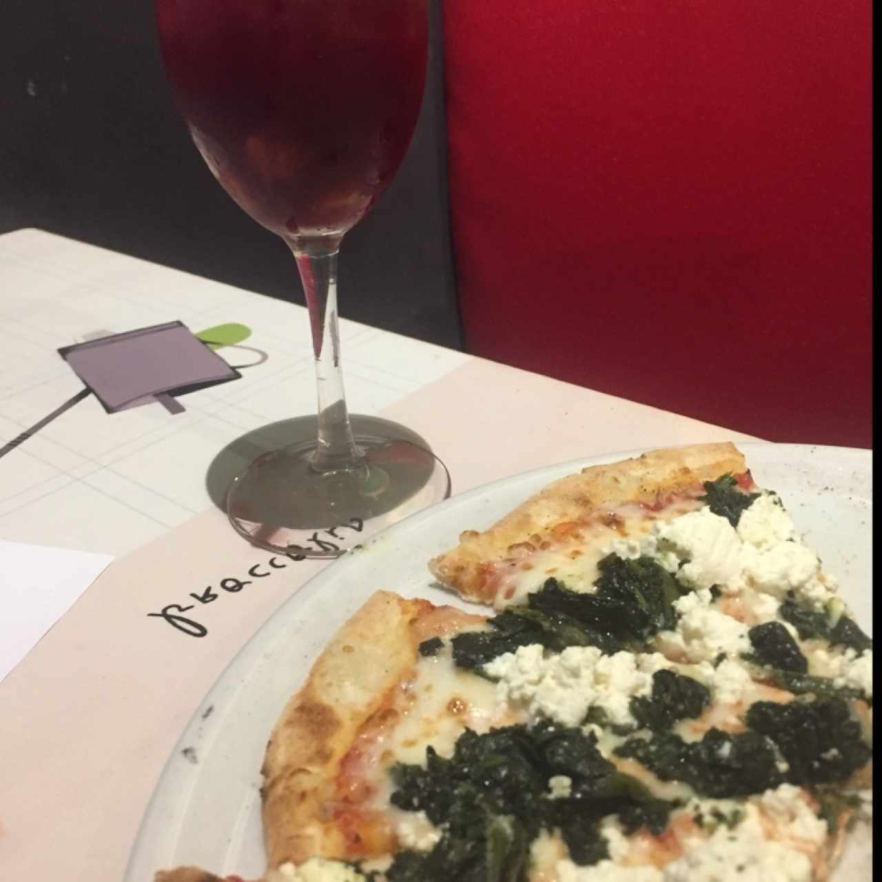 Deliciosa pizza 23, ricota con espinaca y deliciosa sangria