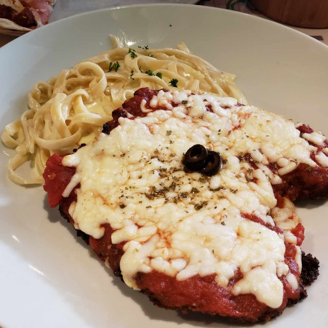 Pollo alla parmiggiana

Pechuga de pollo apanado cubierto con nuestra salsa de tomate, mozzarella y orégano. Servido con spaghetti con salsa de tomate o fettuccine Alfredo

