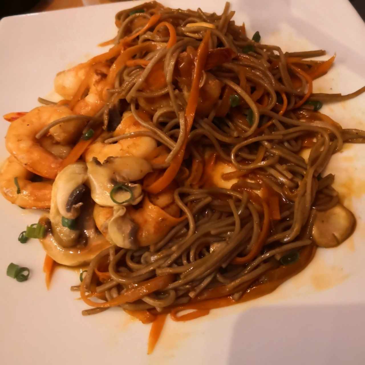 Yakisoba de camarones. 