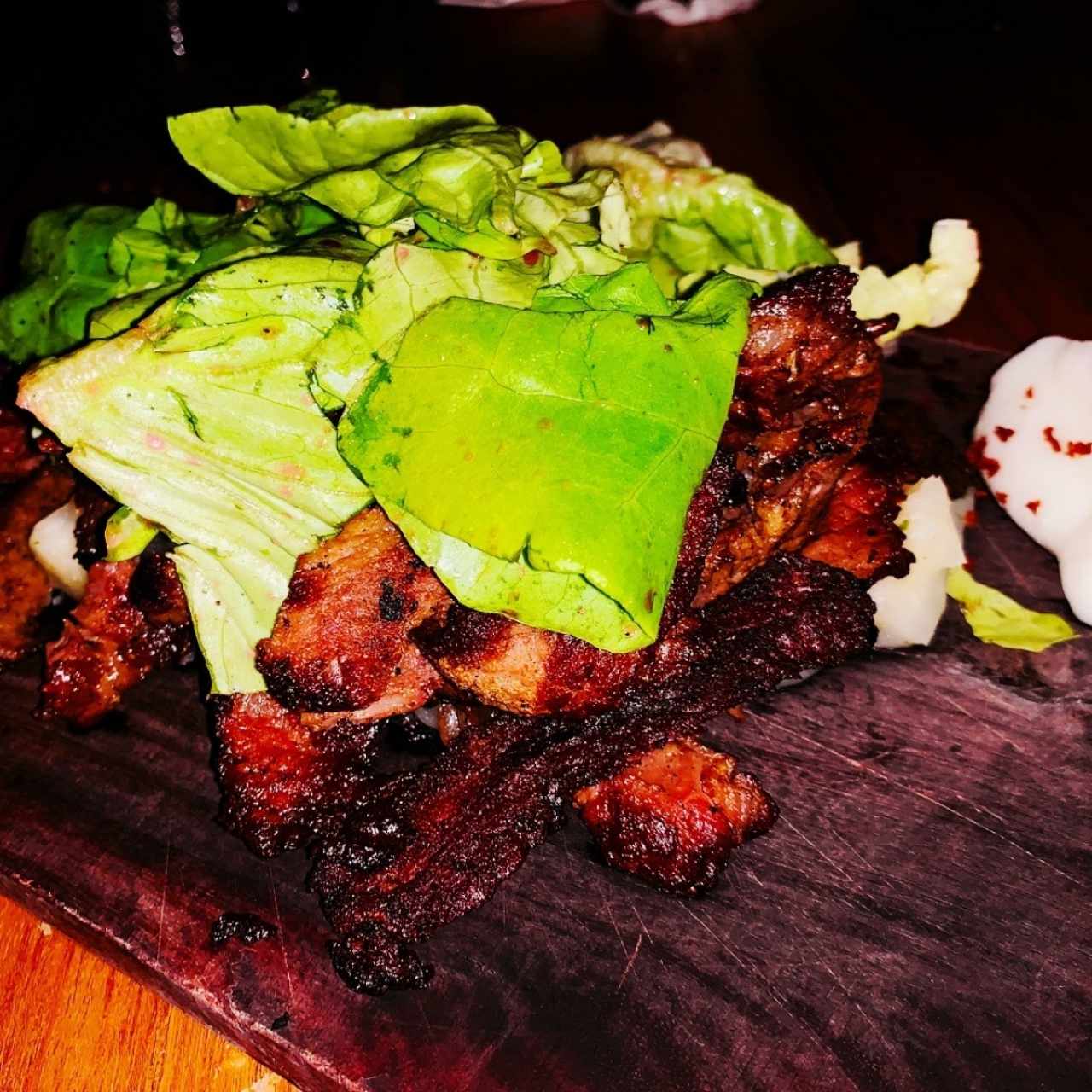 Ribeye con yuca al mojo debajo