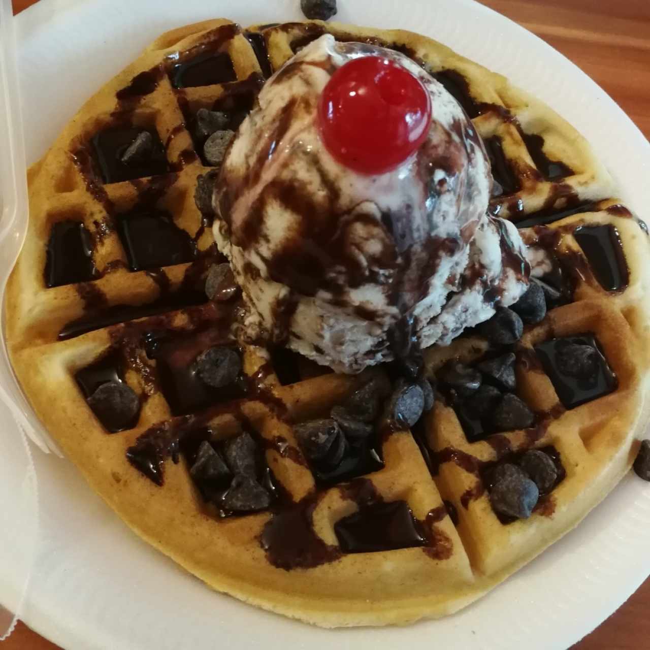 Waffle con helado de brownie.