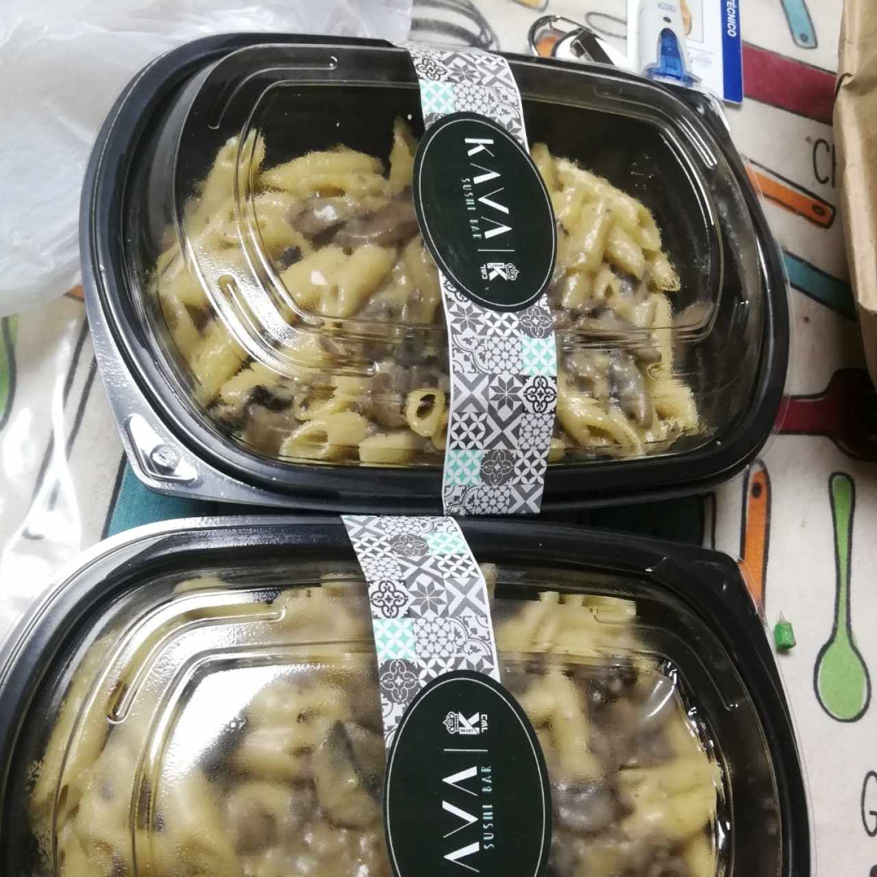 Penne rigatti en salsa Alfredo con hongos