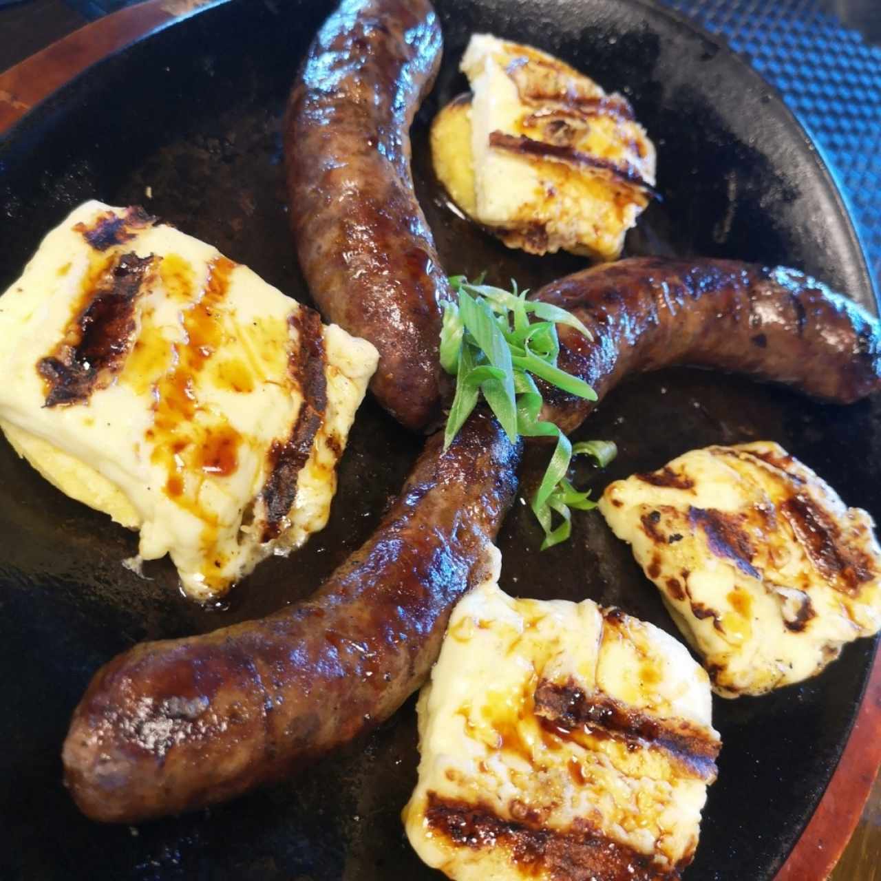 Entrada de Chorizos, arepita y queso 