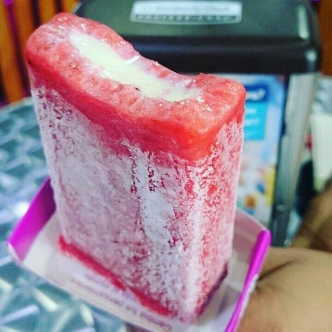 Paleta de Fresa Rellena 