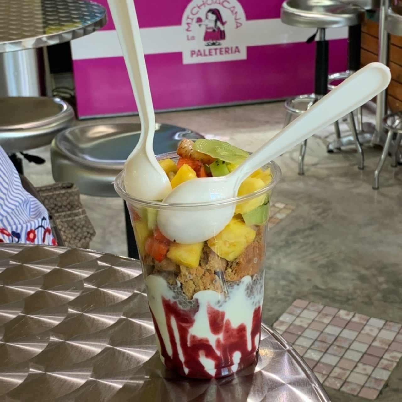 Muy buena ensalada de Frutas con yougurt y granola