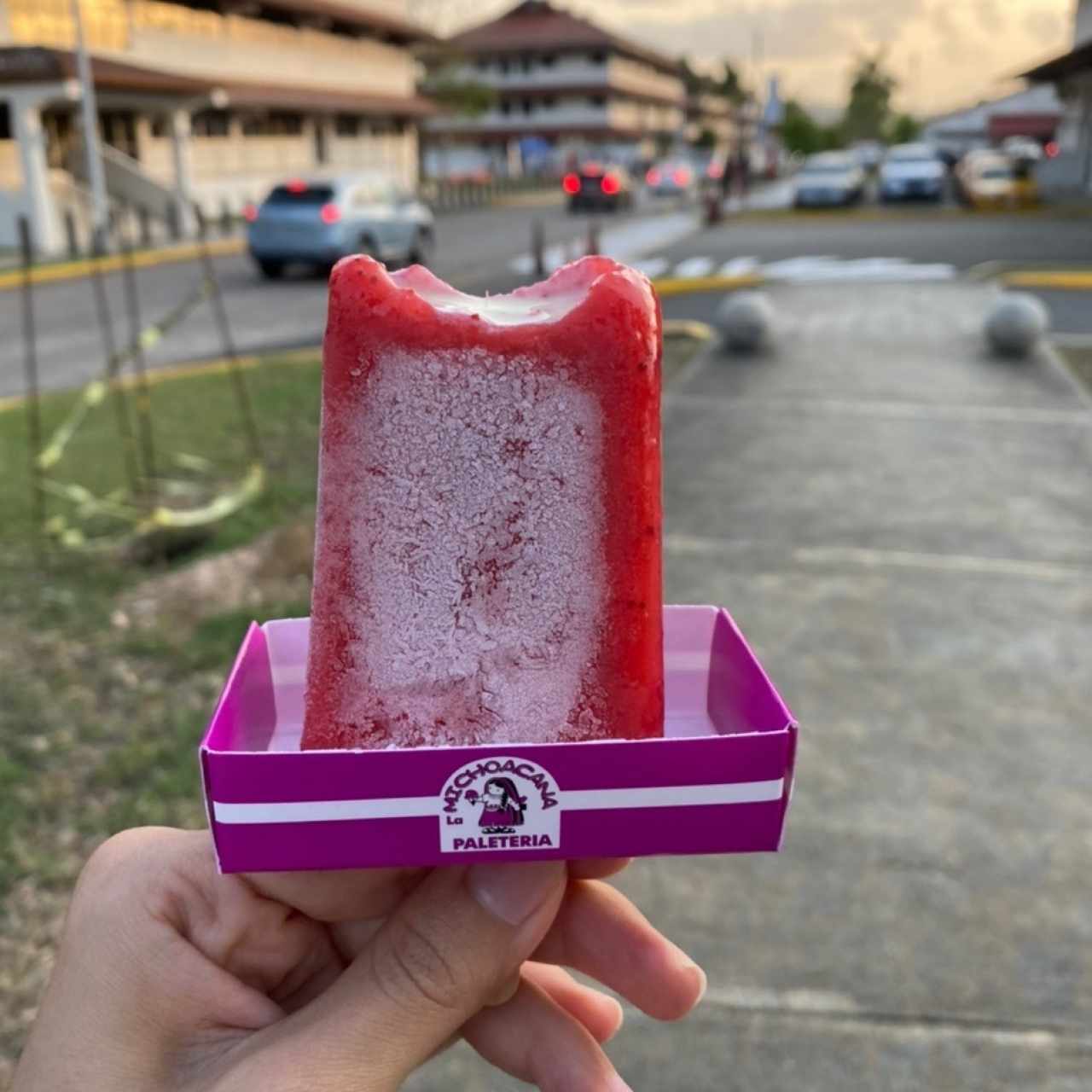 Paleta de fresa rellena